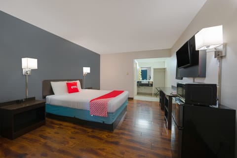 Room, 1 Queen Bed, Accessible | 1 bedroom, premium bedding, desk, free WiFi