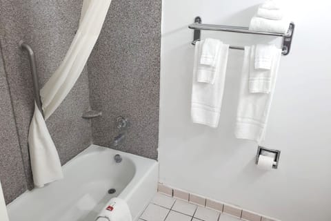 Combined shower/tub, designer toiletries, hair dryer, towels