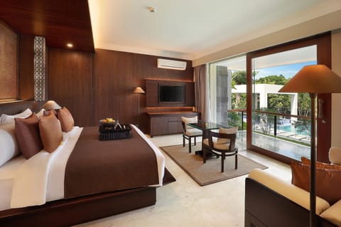 Suite, Balcony, Pool View | Premium bedding, minibar, in-room safe, individually furnished