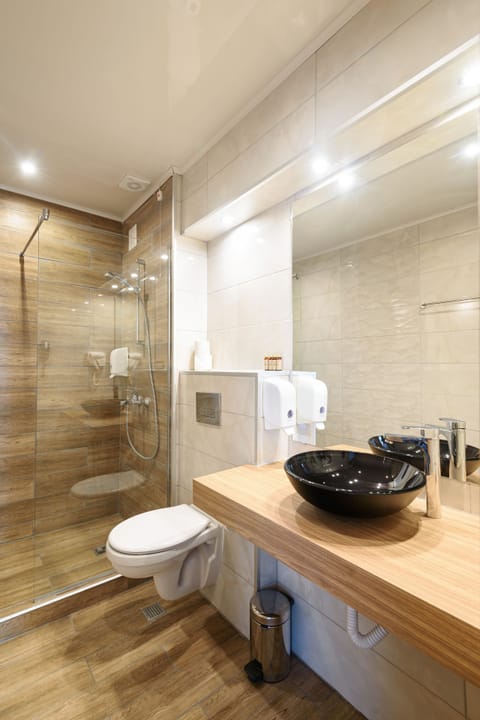 Deluxe Double Room Single Use | Bathroom | Shower, free toiletries, towels