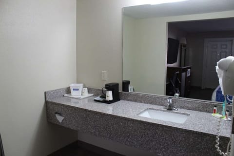 Room, 1 King Bed, Non Smoking | Bathroom | Combined shower/tub, deep soaking tub, hydromassage showerhead