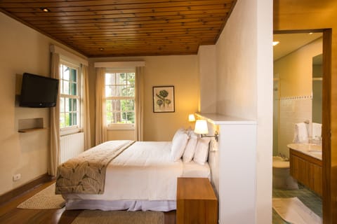 Alpino Luxury Chalet | Premium bedding, pillowtop beds, minibar, in-room safe