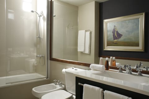 Classic Room | Bathroom | Combined shower/tub, rainfall showerhead, eco-friendly toiletries