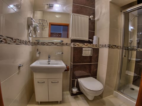 Economy Double Room | Bathroom | Shower, hair dryer, towels