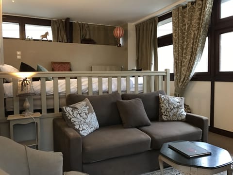 Deluxe Suite | Living area | 57-cm TV with digital channels