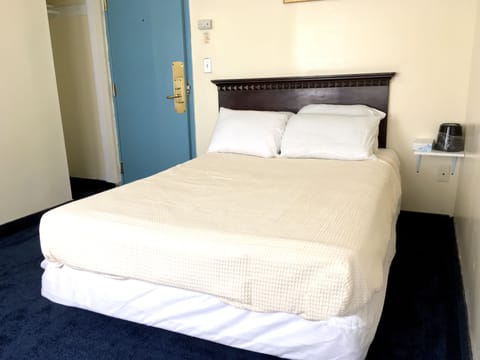 Standard Room, 1 Double Bed | Individually furnished, desk, free WiFi, bed sheets