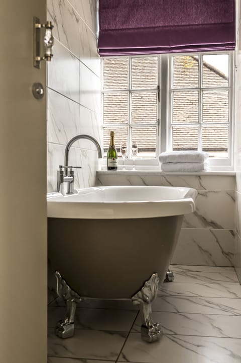 Junior Suite | Bathroom | Combined shower/tub, free toiletries, hair dryer, towels