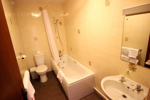 Family Triple Room | Bathroom | Combined shower/tub, hair dryer, towels