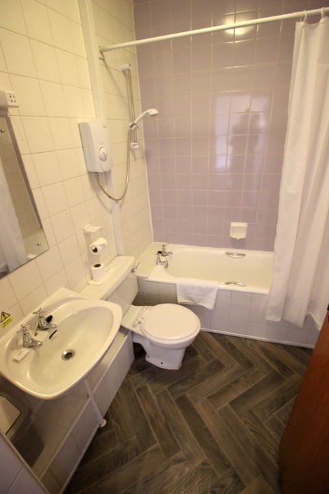 Single Room | Bathroom | Combined shower/tub, hair dryer, towels