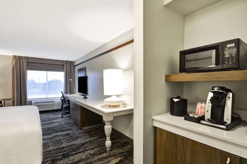 Premium bedding, in-room safe, iron/ironing board, free WiFi