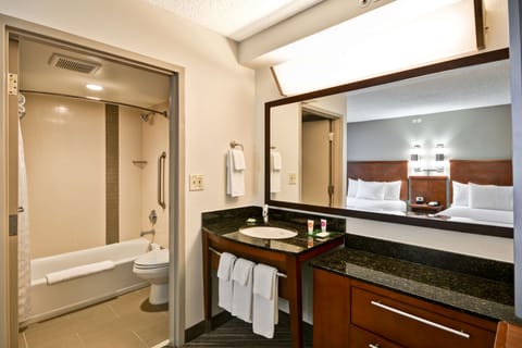 Combined shower/tub, hydromassage showerhead, designer toiletries