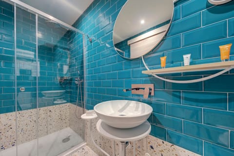 Superior Double Room | Bathroom | Shower, free toiletries, hair dryer, towels