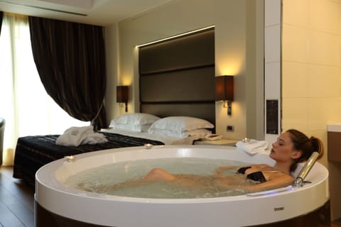 Suite | Jetted tub