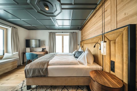 Junior Suite, Mountain View | Hypo-allergenic bedding, minibar, in-room safe, desk