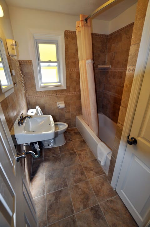 Apartment, 2 Bedrooms | Bathroom | Free toiletries, hair dryer, towels, soap