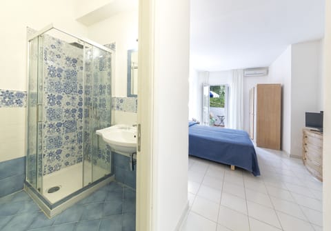 Family Room | Bathroom | Shower, free toiletries, hair dryer, bidet