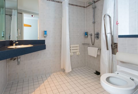 Standard Room, 1 Double Bed, Accessible Bathtub | Bathroom | Shower, hair dryer, towels, soap