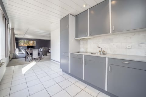 Apartment | Desk, free WiFi, bed sheets