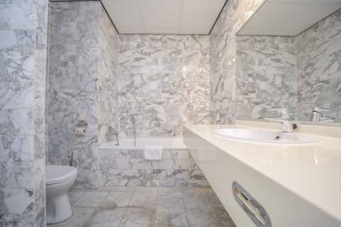 Comfort Room | Bathroom | Combined shower/tub, eco-friendly toiletries, hair dryer, towels