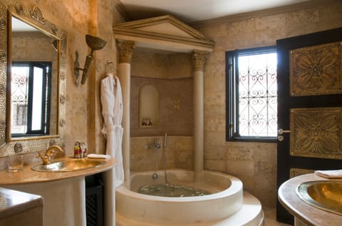 Junior Room (Gladiator) | Bathroom | Combined shower/tub, deep soaking tub, free toiletries, hair dryer