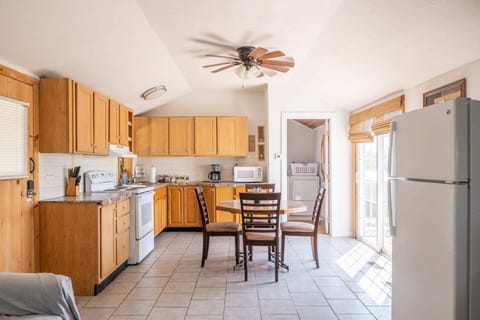 Fill this kitchen with all your food and drinks!