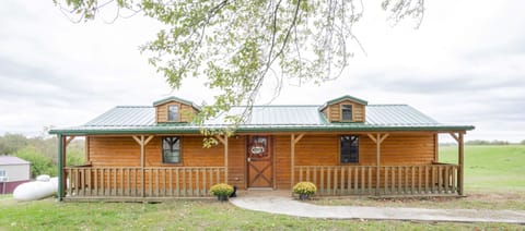 Charming cabin with spacious yard