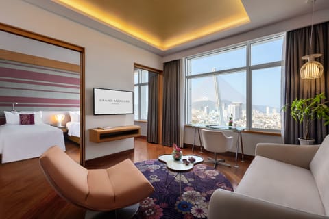 Executive Suite, River View (Business Lounge Access. Privilege) | Minibar, in-room safe, desk, blackout drapes