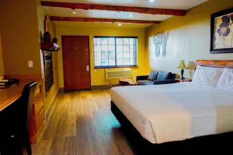 Room, 1 King Bed | Premium bedding, soundproofing, free WiFi, bed sheets