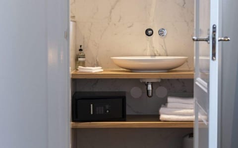 Deluxe Room | Bathroom | Free toiletries, hair dryer, towels