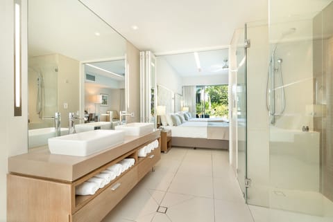 Superior Lagoon Twin Room (Lagoon Pool Swimout | Bathroom | Shower, free toiletries, hair dryer, towels