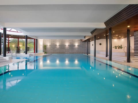 Indoor pool, sun loungers