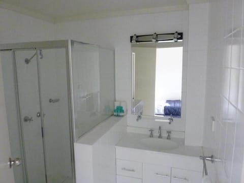 Deluxe Twin Room, 1 Bedroom | Bathroom | Shower, hair dryer, towels