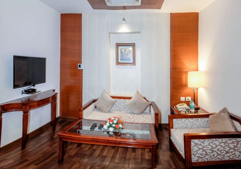 Executive Suite (Executive Suite) | Living area | 26-inch LCD TV with cable channels, TV