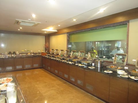 Daily buffet breakfast (INR 472 per person)