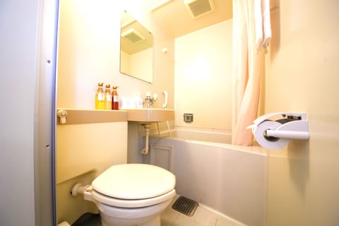 Combined shower/tub, deep soaking tub, free toiletries, hair dryer