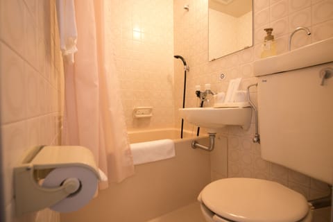 Combined shower/tub, deep soaking tub, free toiletries, hair dryer