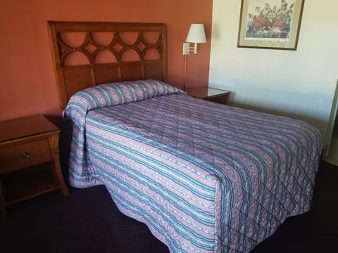 Standard Single Room, 1 Bedroom | Blackout drapes, iron/ironing board, free WiFi, wheelchair access