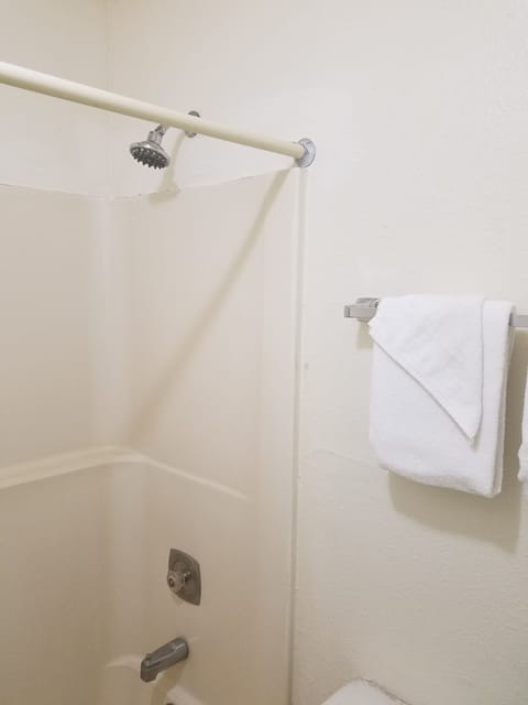 Combined shower/tub, towels