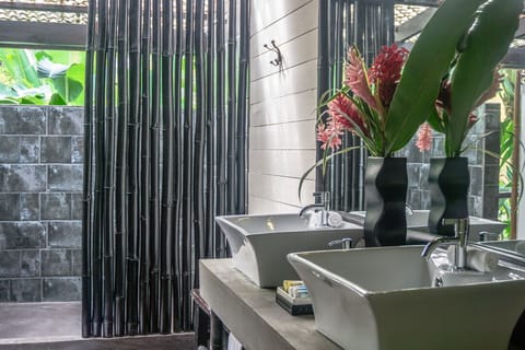 Luxury Double Room, 1 King Bed, Garden View | Bathroom | Shower, towels