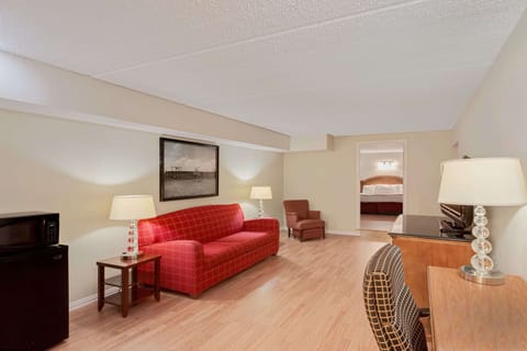 Executive Studio Suite, 1 King Bed, Non Smoking | Premium bedding, pillowtop beds, desk, iron/ironing board