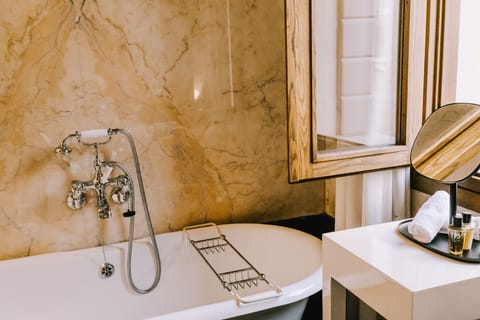 Executive Suite, 1 Bedroom | Bathroom | Hair dryer, bathrobes, bidet, towels