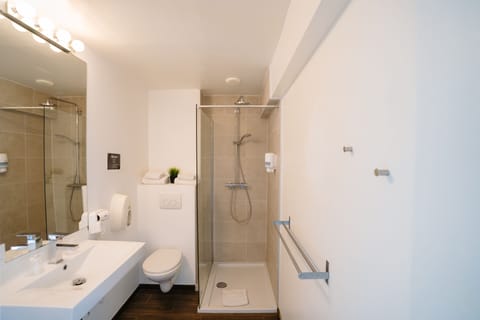 Standard Double Room | Bathroom | Hair dryer, towels, soap, shampoo