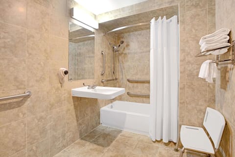 Combined shower/tub, hair dryer, towels