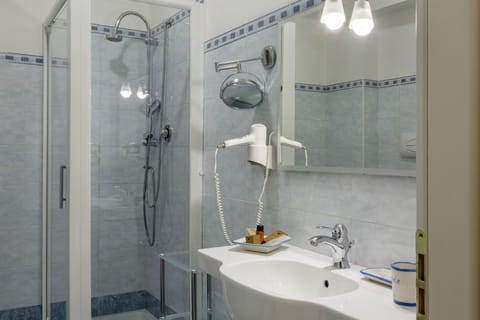 Shower, hydromassage showerhead, free toiletries, hair dryer