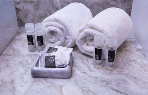 Premium Studio Suite | Bathroom | Free toiletries, hair dryer, towels, soap