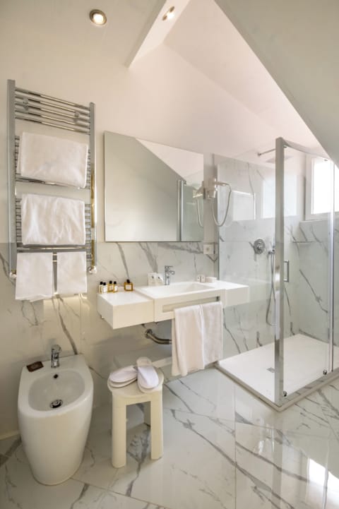 Deluxe Room, City View | Bathroom | Free toiletries, hair dryer, bathrobes, slippers