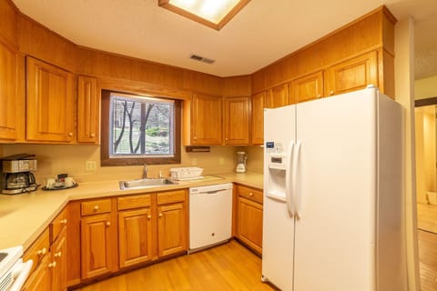 Townhome, 2 Bedrooms | Private kitchen | Toaster