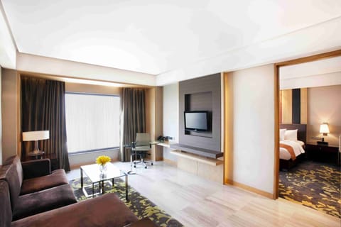 Suite, 1 Bedroom, Business Lounge Access | 1 bedroom, minibar, in-room safe, desk