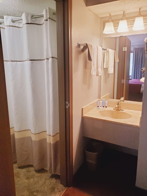 King Single | Bathroom | Combined shower/tub, hair dryer, towels