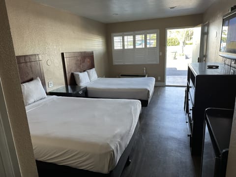 Room, 2 Queen Beds | Bathroom | Combined shower/tub, free toiletries, hair dryer, towels